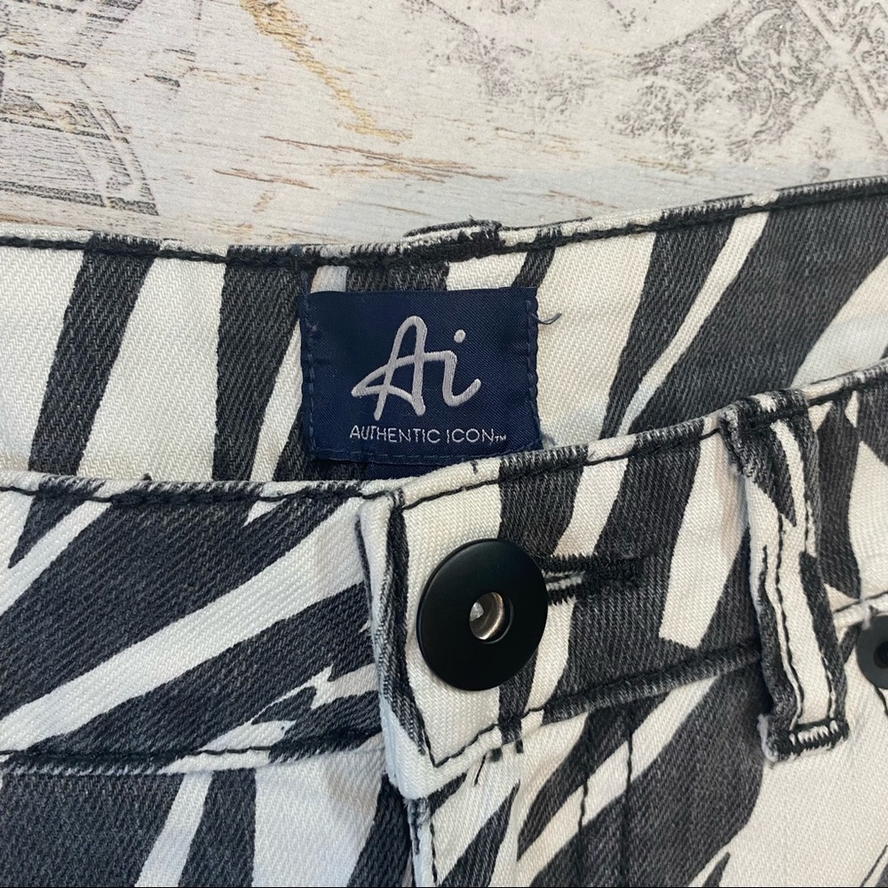 Authentic Icon Black White Geometric Jean Shorts - Picture 4 of 8